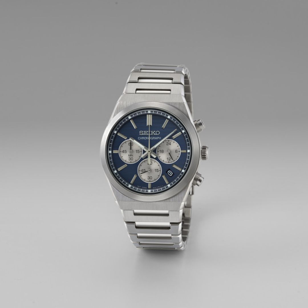 Zegarek Seiko z granatową tarczą z subtarczami chronografu w stalowej kopercie na stalowej bransolecie